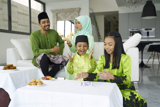 Junge asiatische Familie feiert Hari Raya gemeinsam zu Hause — Stockfoto