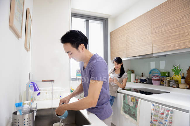 Взрослая азиатская пара вместе на кухне дома — стоковое фото