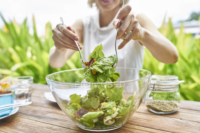 Imagem cortada de mulher cozinhando salada na cozinha — Fotografia de Stock