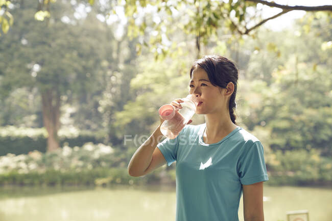 Donna idratata dopo l'allenamento nei Giardini Botanici, Singapore — Foto stock