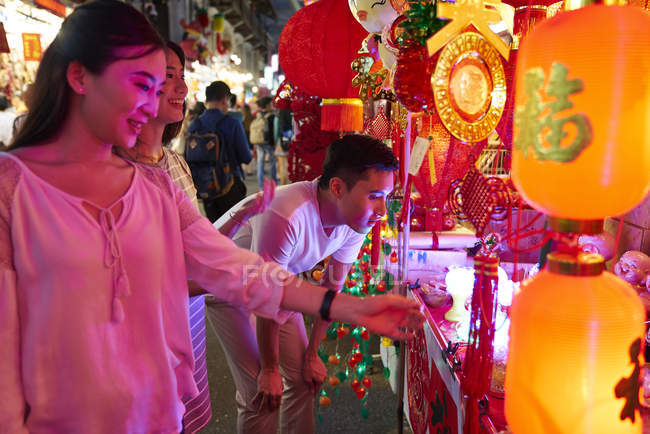 Giovani amici asiatici felici trascorrere del tempo insieme a Capodanno cinese — Foto stock