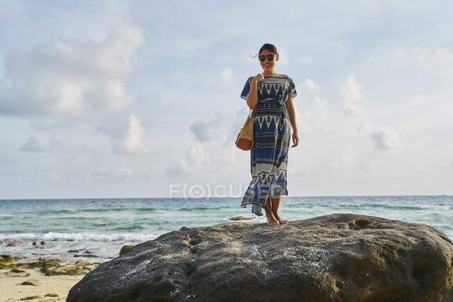 Jovem mulher caminhando pela praia em Koh Kood, Tailândia — Fotografia de Stock