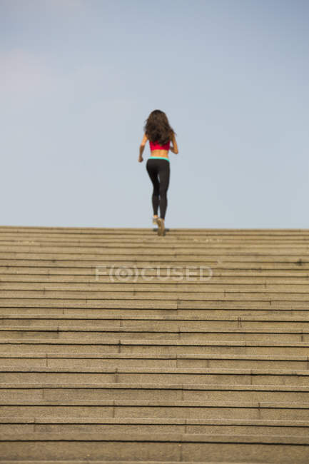 Una giovane donna asiatica sta facendo jogging nella zona della baia di Singapore
. — Foto stock