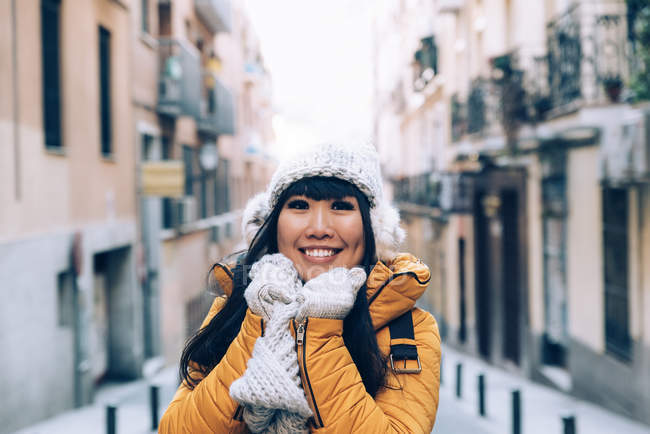 Jovem atraente asiático mulher posando na rua — Fotografia de Stock