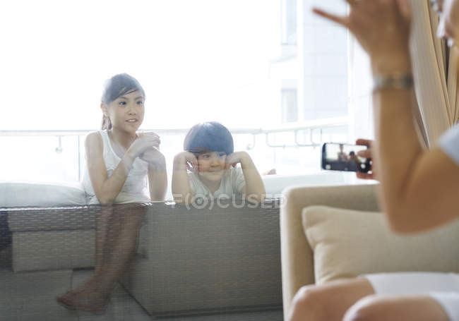 Heureux jeune asiatique famille ensemble prendre photo à la maison — Photo de stock