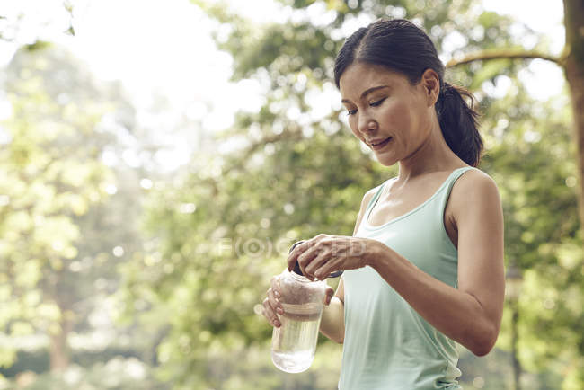 Mulher hidratante após o exercício — Fotografia de Stock