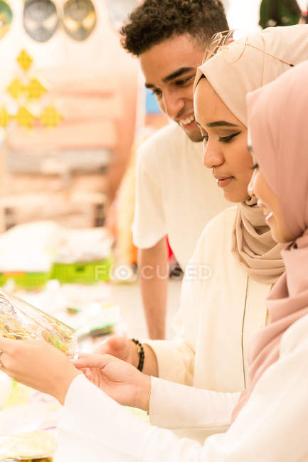 Amigos musulmanes comprando para Hari Raya - foto de stock