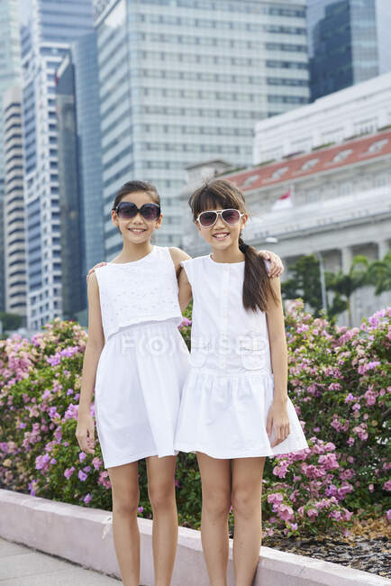 Dos chicas explorando el lugar Raffles, Singapur - foto de stock