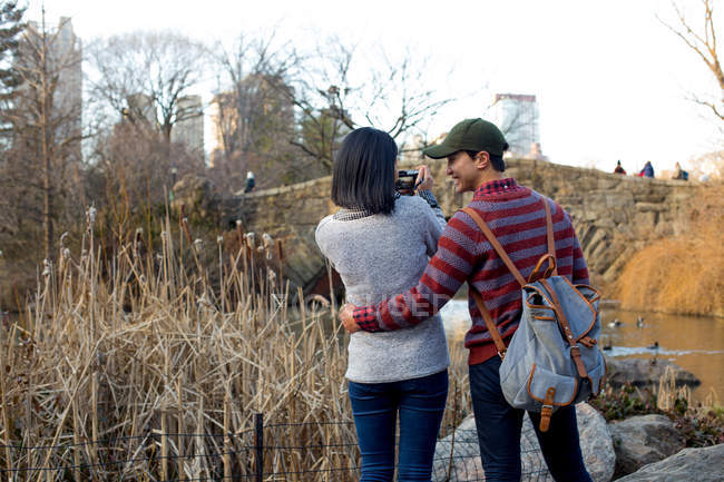 Asian tourists taking photo in central park, New York, USA — Stock Photo