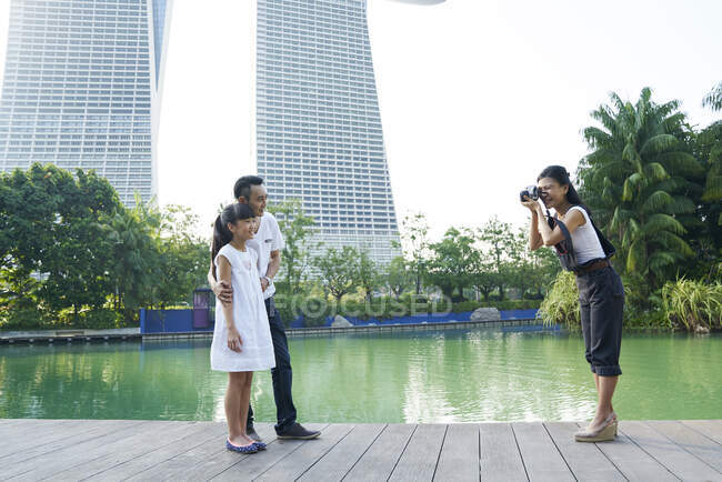 Familie erkundet Gärten an der Bucht mit Kamera in Singapur — Stockfoto