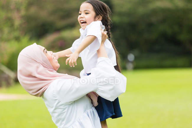 Милая азиатская мать и дочь проводят время вместе в парке — стоковое фото