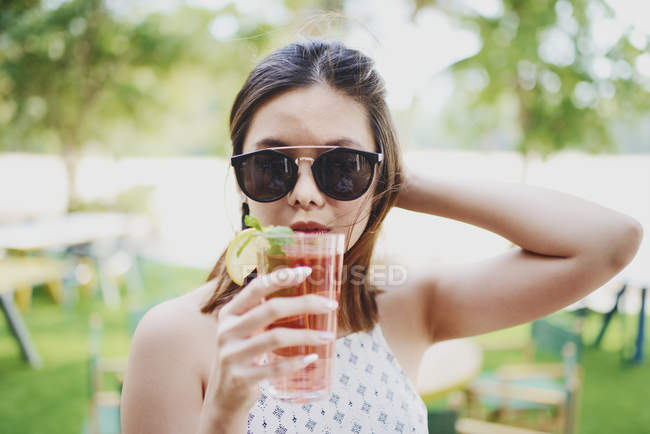 Joven atractivo asiático mujer con beber vidrio - foto de stock