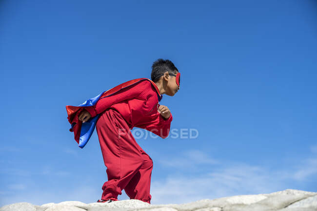 Мальчик-супергерой в боевой позиции. — стоковое фото