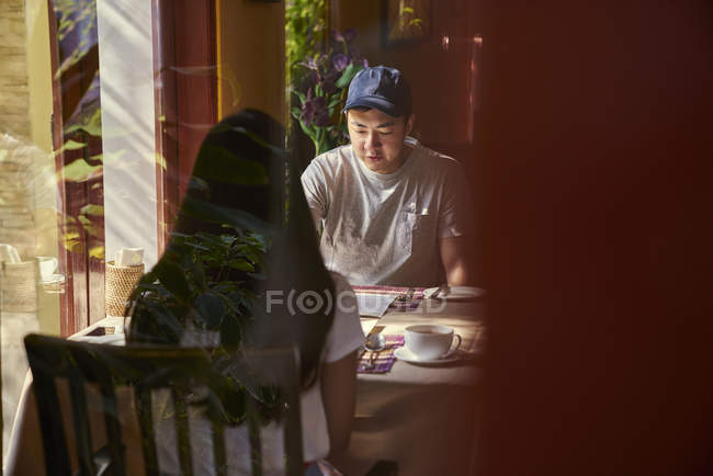 Jeune couple prenant une tasse de thé dans un café — Photo de stock