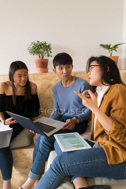 Young Chinese entrepreneurs working from home together — Stock Photo