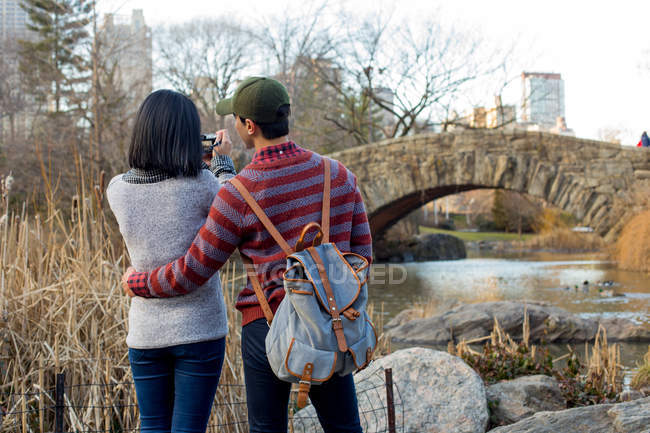 Asian tourist taking photo in central park, New York, USA — Stock Photo