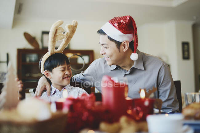 Щасливий молодий азіатський батько і син святкують Різдво — стокове фото