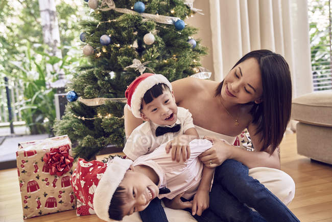 Glückliche junge asiatische Familie feiert Weihnachten zusammen — Stockfoto