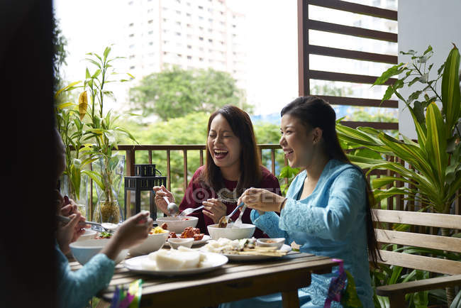 Feliz familia asiática celebrando Hari Raya en Singapur - foto de stock