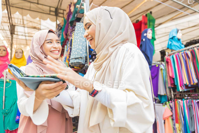 Две мусульманки на базаре Хари Райя в Сингапуре — стоковое фото