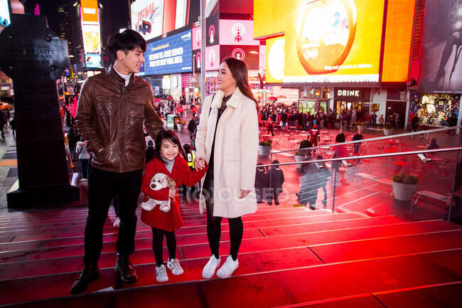 Família feliz se divertindo na Times Square em Nova York — Fotografia de Stock