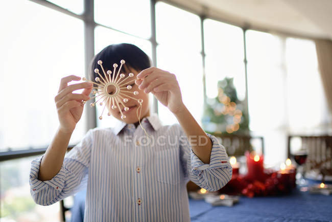 Felice asiatico ragazzo holding stella lanterna per Natale — Foto stock