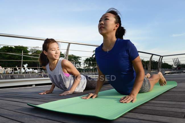 Молоді азіатські жінки займаються на відкритому повітрі — стокове фото