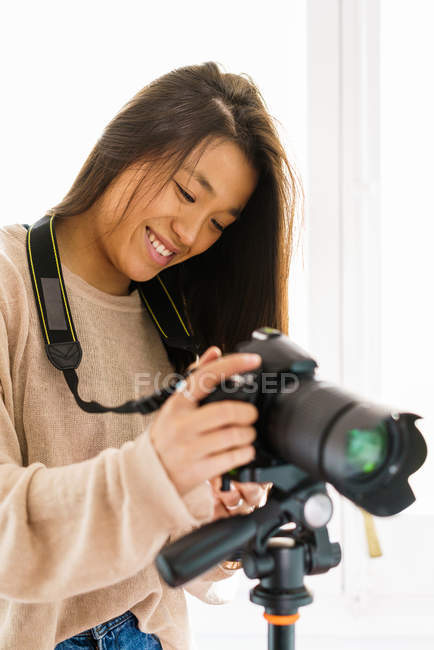 Молодая женщина с длинными волосами рассматривает изображение на камеру — стоковое фото