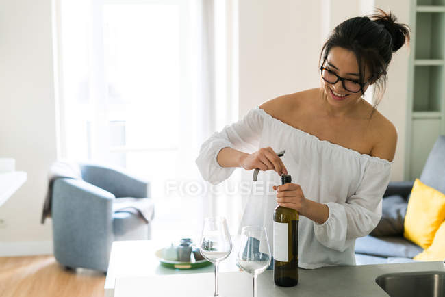 Cinese bella donna aprendo una bottiglia di vino — Foto stock