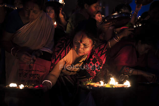 Для того, чтобы преодолеть все бедствия, верующие в индуизм поклонялись Bipodtarini Деви и после поклонения все индуистки бросить горящую лампу на реку. — стоковое фото