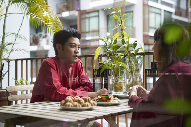 Jeune couple asiatique célébrant Hari Raya à Singapour — Photo de stock