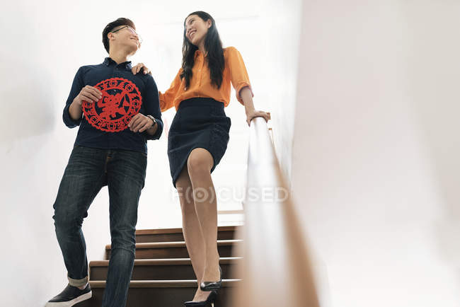 Jeune couple asiatique heureux célébrant le Nouvel An chinois ensemble et décorer la maison — Photo de stock