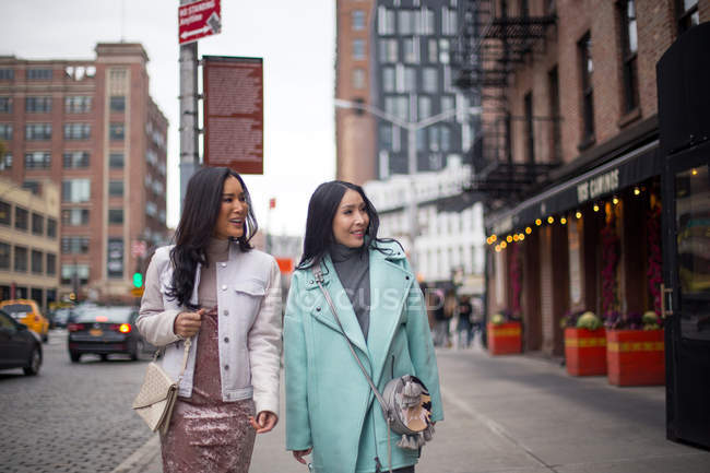 Two beautiful asian women together at new york, usa — Stock Photo
