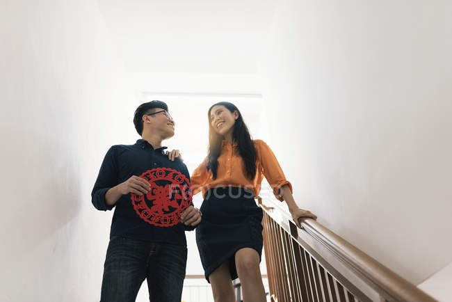 Joven feliz asiático pareja celebrando chino año nuevo juntos y la decoración de casa - foto de stock