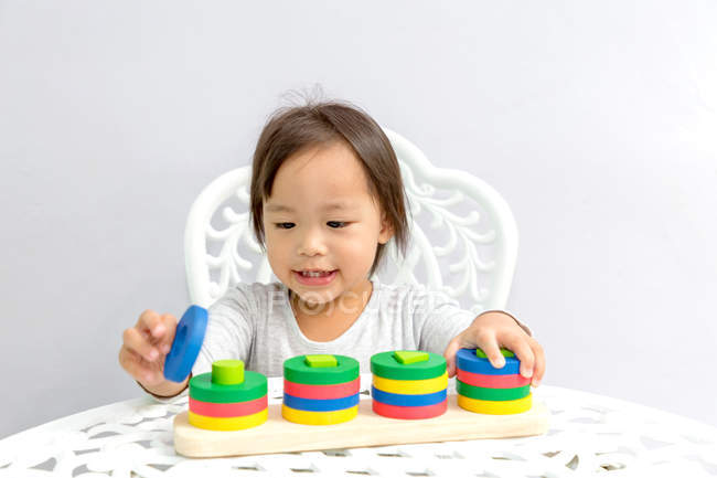Молоді азіатські малюка дівчинка грає з Розвиваючі іграшки — стокове фото