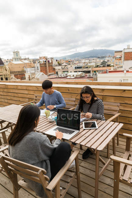 Empresarios chinos que trabajan desde casa en el balcón - foto de stock