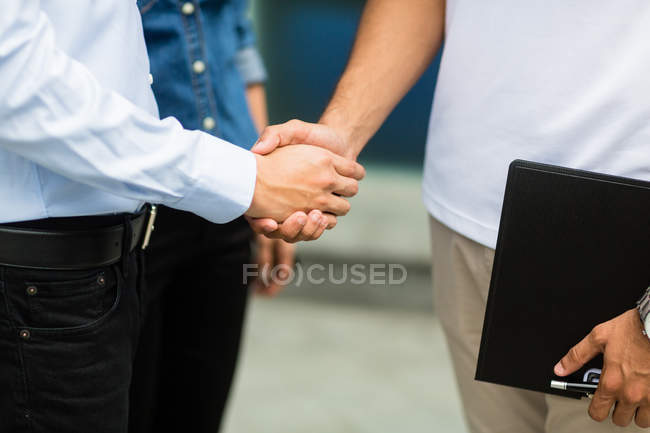 Imagem cortada do homem handshaking com vendedor — Fotografia de Stock