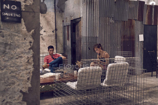 Молодая привлекательная азиатская пара, сидящая в кафе — стоковое фото