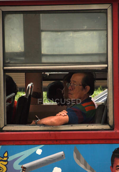 Pasajero de autobús en Bangkok, Tailandia (24 / 06 / 2017). - foto de stock