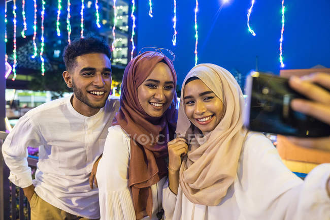 Groupe de jeunes amis musulmans prenant un selfie — Photo de stock