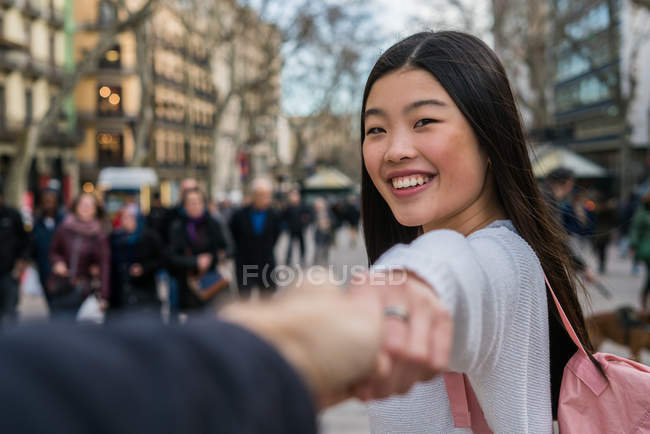 Young chinese woman holding hands with man in Barcelona — Stock Photo