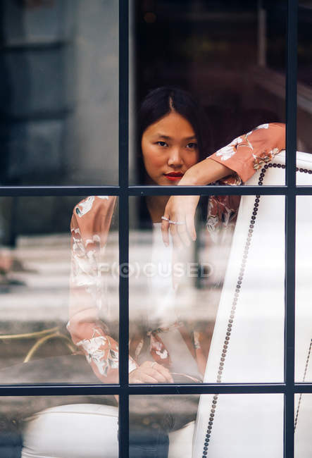 Jolies cheveux longs portrait de femme chinoise par la fenêtre — Photo de stock