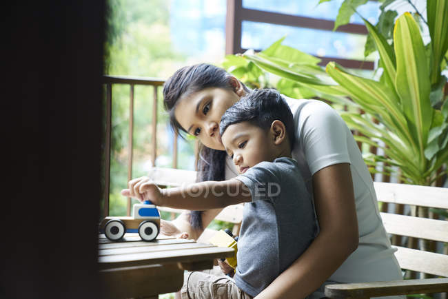 Mãe asiática interagindo com seu filho em casa — Fotografia de Stock