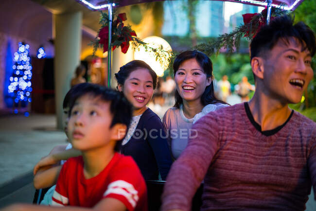 Feliz asiático familia pasando tiempo juntos en divertido parque en Navidad - foto de stock