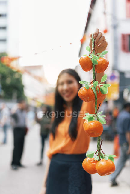 Молоді азіатські жінки показані мандаринами камеру — стокове фото