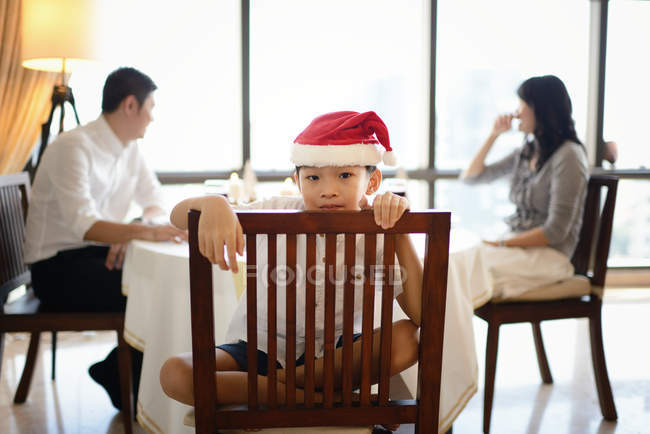 Feliz asiático menino em santa chapéu celebrando Natal em casa — Fotografia de Stock