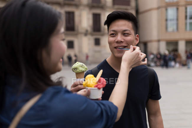 Jovem casal chinês em Barcelona com sorvete, Espanha — Fotografia de Stock