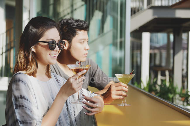 Giovane attraente asiatico coppia avendo bere in caffè — Foto stock
