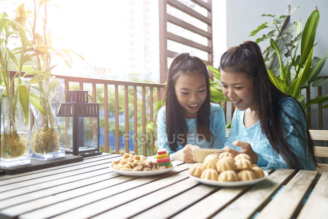 Zwei Schwestern feiern Hari Raya gemeinsam zu Hause — Stockfoto