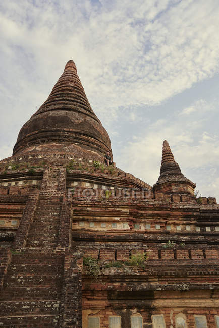 Young Man Traveling Around The Ancient Pyathadar Temple, Bagan, Myanmar — Stock Photo